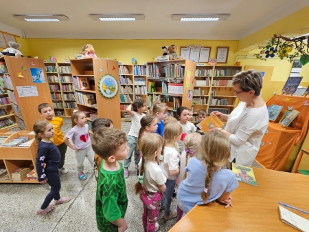 Grupa przedszkolna z wizytą w bibliotece