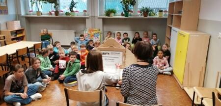 Głośne czytanie w bibliotece