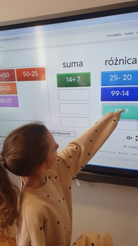 Przypomnienie pojęcia różnica.  Obliczanie różnicy podanych liczb.