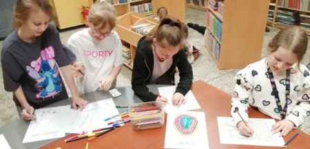 Głośne czytanie w bibliotece