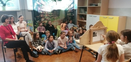 Głośne czytanie w bibliotece :)
