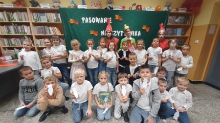 Pasowanie uczniów klas pierwszych na czytelników