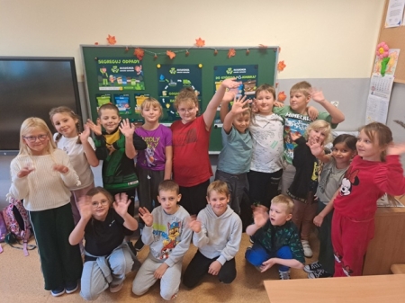 Klasa 2c bierze udział w projekcje Akademia Łowców Odpadów