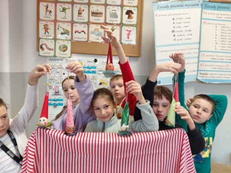 Doskonalenie dodawania i odejmowania w zakresie 1000. Wykonanie z wydmuszki pajaca na choi