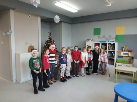 Przedstawiciele klas 1a i 1c odwiedzili małych pacjentów szpitala