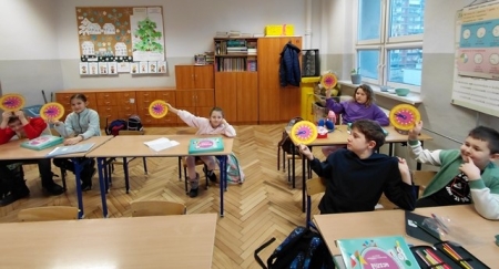 Odczytywanie godzin: pełna godzina, 15, 30, 45 minut