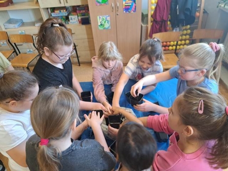 Mali ogrodnicy z klasy 2c działają!