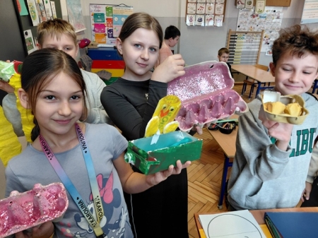 Wielkanoc i niebieski pojemnik