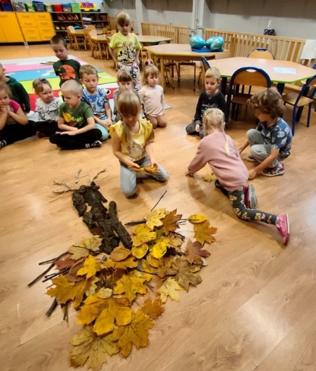 Przedszkolaki poznają budowę drzewa